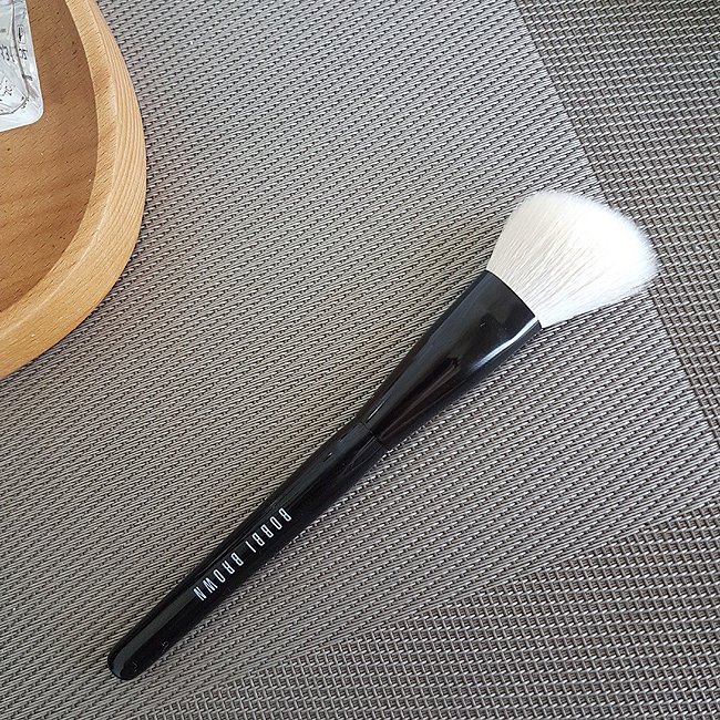 Bobbi Brown芭比布朗 Angled Face brush白羔羊斜角輪廓黑桿刷