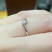 10分天然鑽石戒指，基本簡單款式，適合平時配戴，超值優惠價4980元，鑽石很白火光很閃！現貨商品只有一個