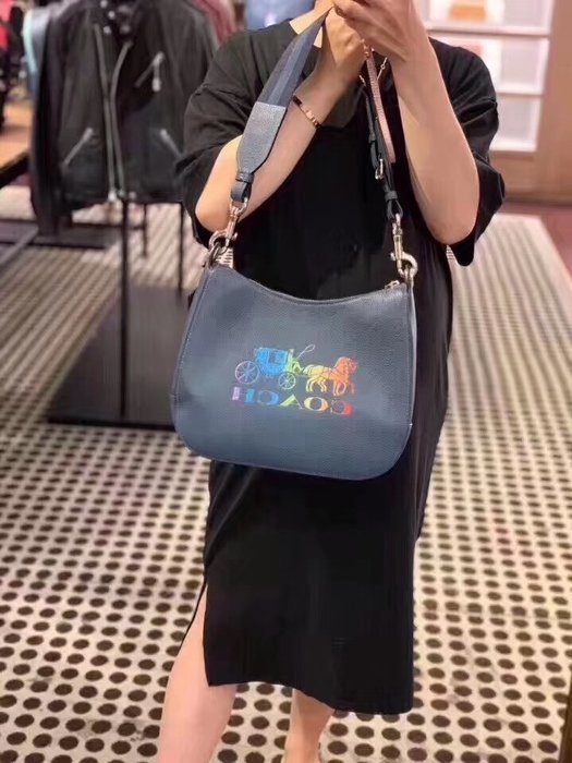 【小怡代購】 全新 COACH 76966 美國正品代購新款女士月亮包 手提包 單肩包 超低直購