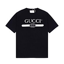 Gucci 古馳 金典款Gucci標識印花短袖，標識精致升級，靈感源自八十年代復古印花面料 官方同款 240 NO267079