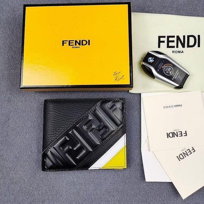 小喜子代購~FENDI 芬迪短款錢包男真皮時尚皮夾卡包新款青年個性對