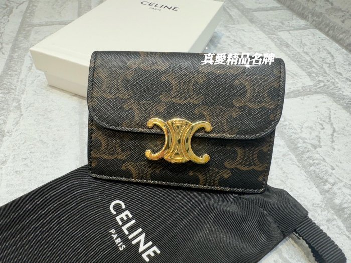 《真愛名牌精品》 CELINE 10I582CPJ 老花TRIOMPHE 帆布及焦糖皮 凱旋門 翻蓋卡片零錢包*全新*