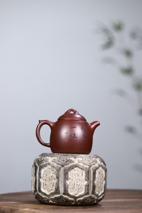 傳統壺型【秦權 · 禪茶一味】是經典美器之一，設計者將中國古代“秦權”與紫砂壺巧妙地結合在原礦紫砂 紫砂茶具 手工壺【真棒好物】3644