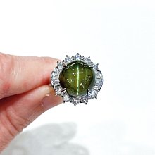 100124 大千典精品 秦老闆 流當品 天然金綠玉貓眼石戒指 13.25克拉 圓鑽 T鑽 鉑金 個性款 華麗設計 附台證 禮物