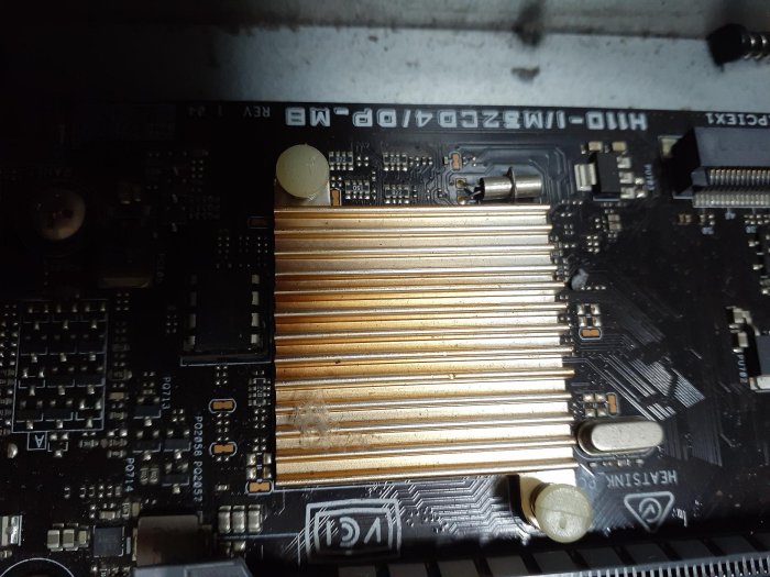 ASUS H110 主機板 6 ， 7代 含G4400 CPU ,不含記憶體。正常使用中退役。