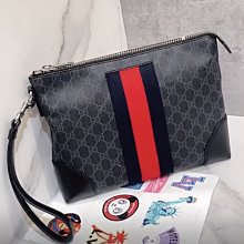 二手旗艦 Gucci 黑灰色 PVC 藍紅織帶 拉鍊 手拿包(中友店)