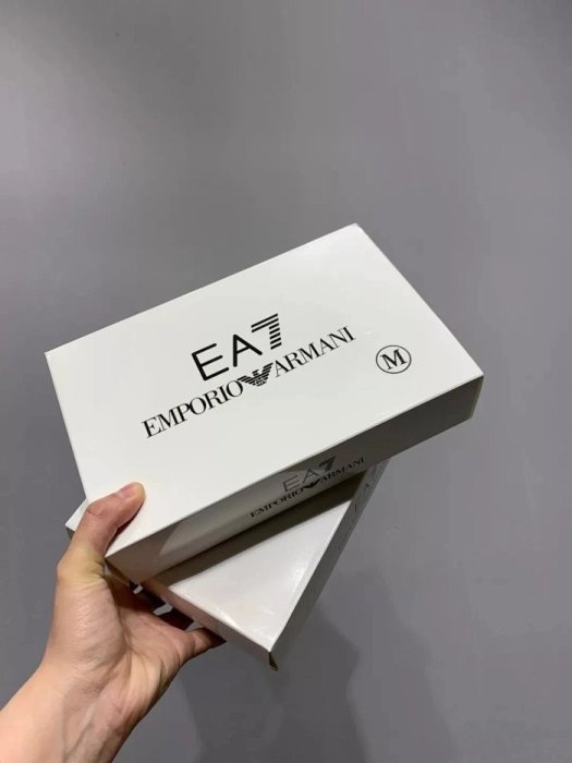 EA7  Emporio Armani 春夏款 男休閒純棉短袖t  兩件盒裝1黑1白