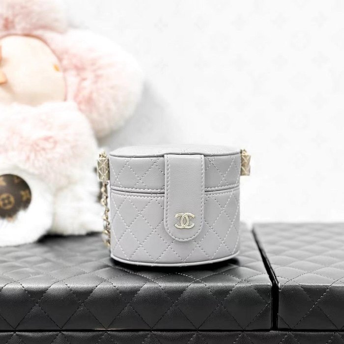 Chanel 21B灰色橢圓化妝包，鍊條包，身份卡31開，全