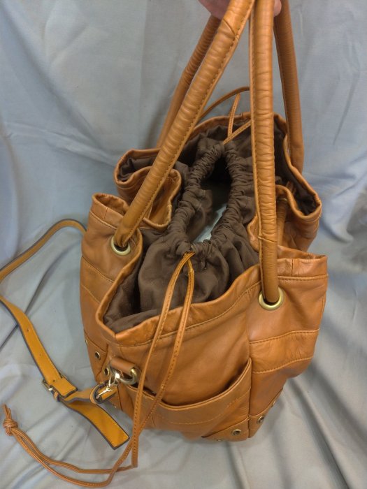 【七彩魚】 專櫃 PEILIN  手提包  黃牛皮大圓包  造型特殊 袋口束繩寶物袋內裡 長背帶