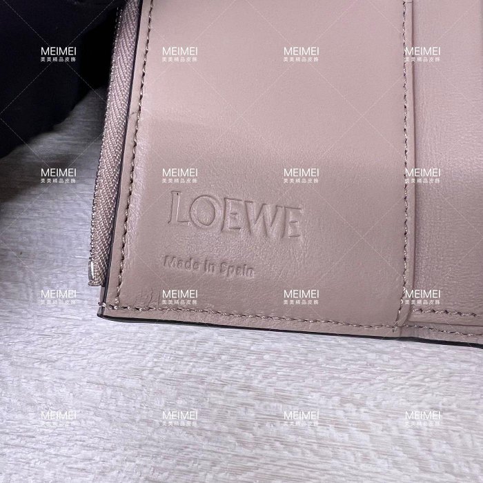 30年老店 現貨 LOEWE Anagram Wallet 銀扣  短夾 零錢 三折式 皮夾 奶茶色 C821S33X07