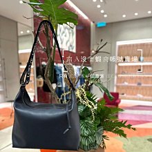 Sample sell 開放預購 全新正品 LOEWE 中款 Cubi 0010804599 深海軍藍色小牛皮+字母緹花背帶 斜背包 郵差包 水餃包