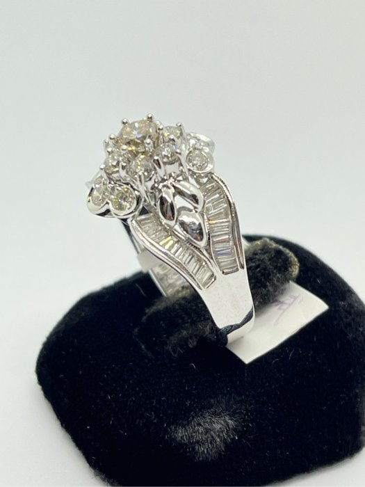 白K金豪華鑽石戒指 主鑽35分 配鑽約1.4克拉 特價出清