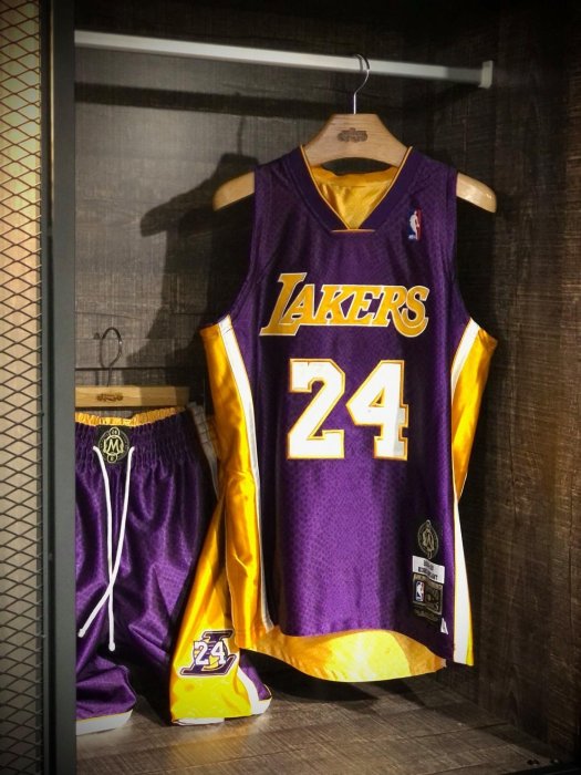 Mitchell & Ness "Kobe Bryant" 籃球名人堂 8/24 雙面紀念 球褲 (雙面穿)