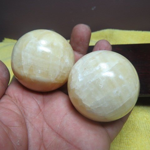 【競礦網】天然漂亮黃玉球2個50mm(親民價、便宜賣、限量20組)原價200元