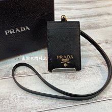 《真愛名牌精品》PRADA  1MC007 黑亮金字紋 掛頸 證件套(皮款吊繩) *全新*