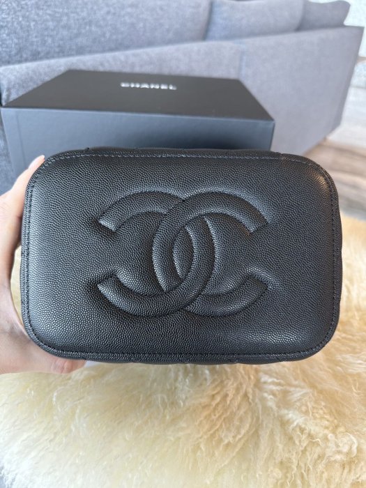 Chanel 全新未使用  收藏品 香奈兒 真皮 荔枝皮 chanel coco 手提包 化妝箱  出國後旅遊也可以放在行李箱中的，超實用收納箱