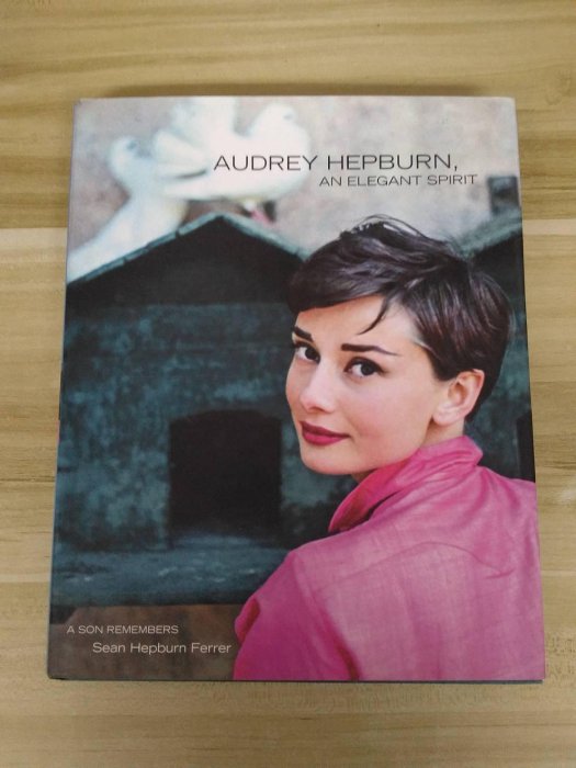 【雷根5】Audrey Hepburn, An Elegant Spirit#免運#8成新#有書斑【OF521】