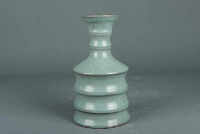 宋-龍泉窯𫠊紋瓶高度26cm，口徑9cm，肚徑14cm。底徑14cm.1730