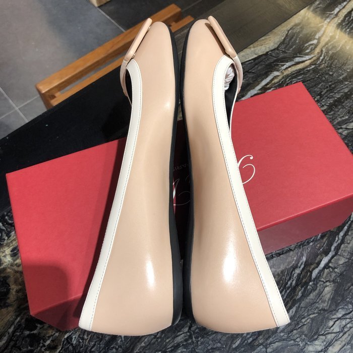 ＊金選名店＊Roger Vivier＊RV＊大出清8800 粉膚色拼米白皮質方釦娃娃鞋 / 平底鞋 39號半