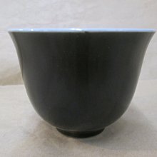 《福爾摩沙綠工場》@ 單色釉瓷杯-黑，底款:上海市博物館 一九六二年，容量120CC 特價650元。