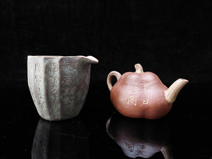 宜興南瓜紫砂壺、茶海，二只一套。版主大推，美極經典品項。壺約120cc。（全日光拍攝）。