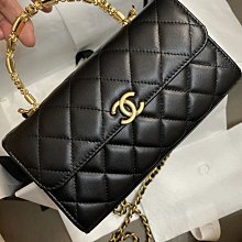 CHANEL AP2946 琺瑯扣手柄側背包 斜背包 黑金釦 現貨