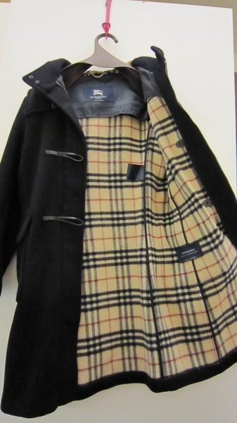 折扣中～9成新真品~~Burberry London 牛角 長 外套 (黑色, 駝色格紋)~~Made in England