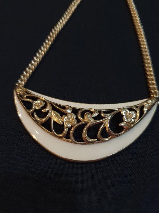 歐美小古董 70年代 西洋古董珠寶 標記Trifari 牛奶色琺瑯 典雅 項鍊