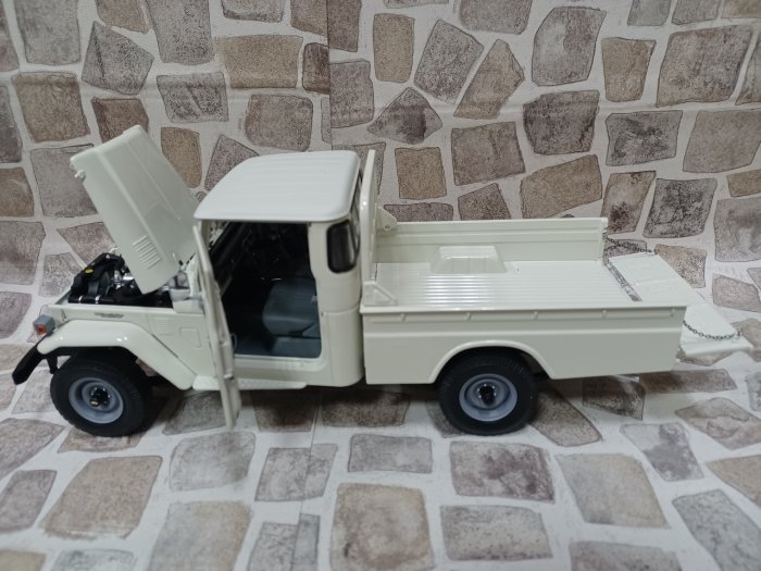 宗鑫 Kyosho KY08958W Toyota Land Cruiser 40 Pick Up (RHD) 米白色