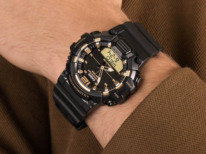 【金台鐘錶】CASIO 卡西歐 世界時間 雙顯男錶 樹脂錶帶 燈光 十年電力 (黑x金) HDC-700-9A