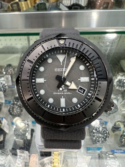 【金台鐘錶】SEIKO 精工錶 鮪魚罐頭 46mm 太陽能 200m 潛水錶 膠帶 (黑x灰) SNE537P1