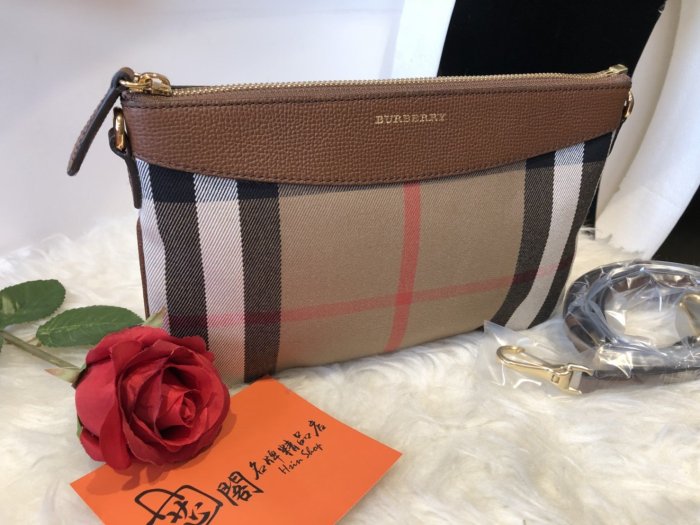 ※芯閣名牌精品店※ BURBERRY 39753741 格紋拼 焦糖 皮革 手拿包 斜背包 全新現貨