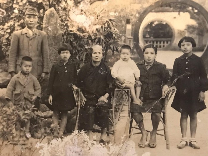 （舊情綿綿）1920年代，日治台灣時期，板橋林家後人，祖孫三代同堂於林家花園的月洞門前合影。左下角有印：林本源庭園攝影（字模糊）。另附阿嬤半身照一張，二件一拍。