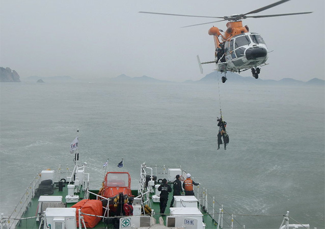 ferry_sinks_korea_chopper.jpg