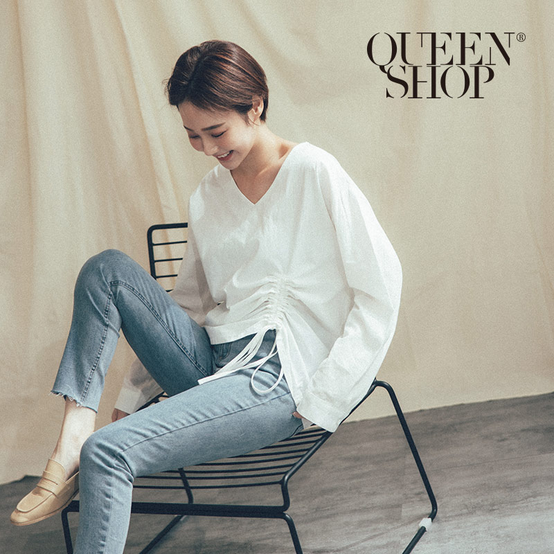 Ｑｕｅｅｎ Ｓｈｏｐ【01096402】V領下擺抽繩造型上衣 兩色售＊現+預＊