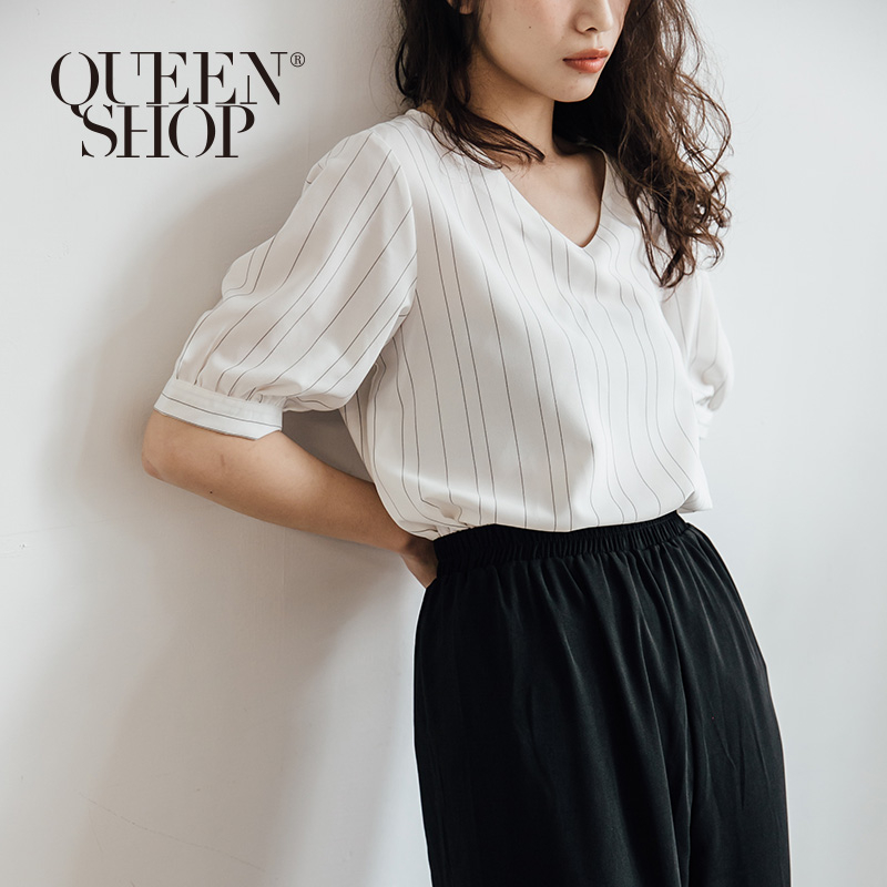 Ｑｕｅｅｎ Ｓｈｏｐ【01096243】簡約V領直條紋雪紡上衣＊現+預＊