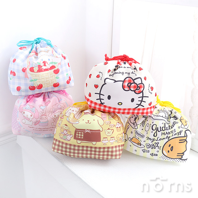 【日貨三麗鷗橫幅束口袋】Norns 日本Sanrio 寬底收納袋 巾着 便當袋 收納包 Kitty 布丁狗 大耳狗