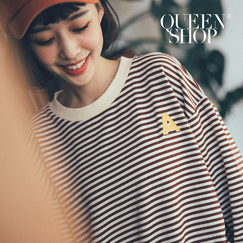 Ｑｕｅｅｎ Ｓｈｏｐ【01110374】刺繡字母條紋大學T 兩色售＊現+預＊