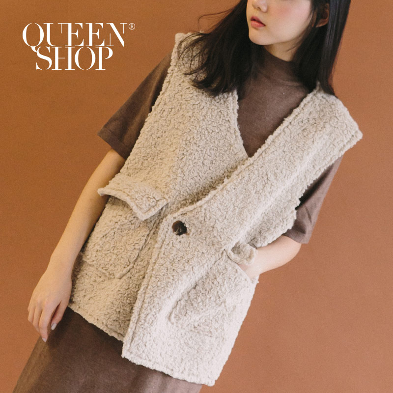 Ｑｕｅｅｎ Ｓｈｏｐ【01096466】QQ毛雙口袋交叉單釦背心 兩色售＊現+預＊