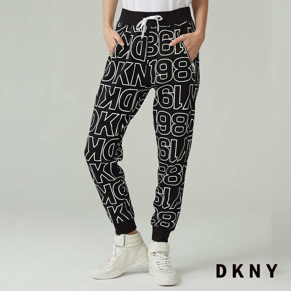 DKNY 女 運動長褲 滿版印花 時尚街頭 黑