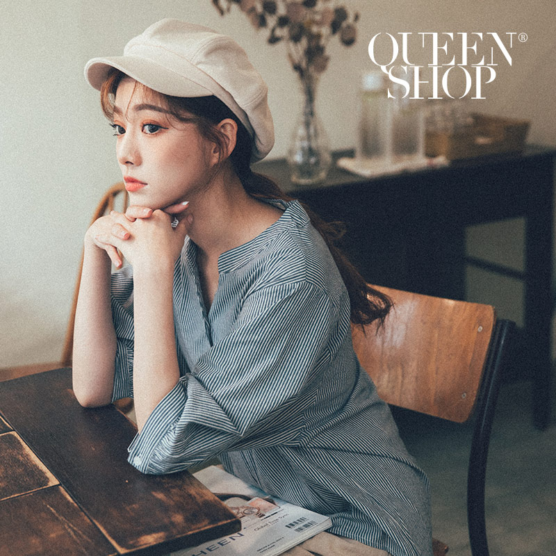 Ｑｕｅｅｎ Ｓｈｏｐ【01096403】V領直條紋七分澎袖上衣 兩色售＊現+預＊