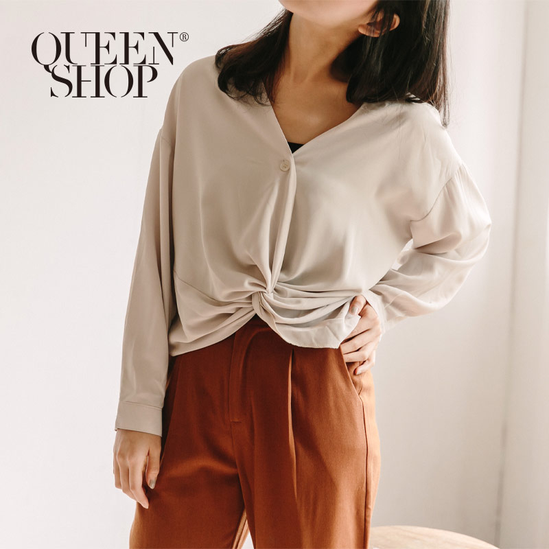 Ｑｕｅｅｎ Ｓｈｏｐ【01096406】下擺扭結單釦造型上衣 兩色售＊現+預＊