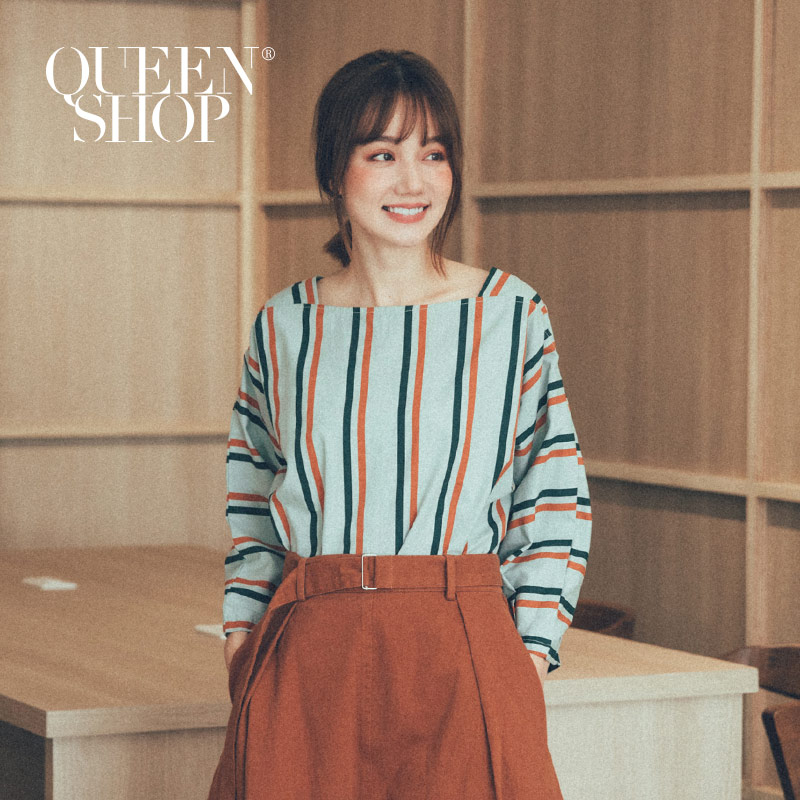 Ｑｕｅｅｎ Ｓｈｏｐ【01096441】配色條紋寬領長袖上衣＊現+預＊