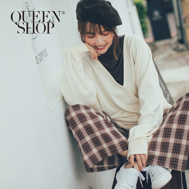 Ｑｕｅｅｎ Ｓｈｏｐ【01096437】交叉造型V領寬鬆大學Tee 兩色售＊現+預＊