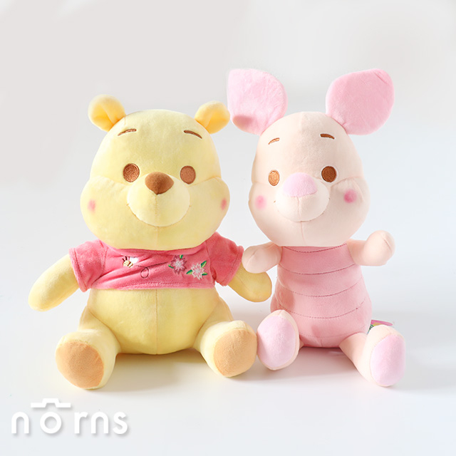 【小熊維尼家族娃娃 櫻花系列】Norns坐姿30cm 迪士尼正版授權 維尼小豬 Pooh 絨毛玩偶 粉色櫻花季