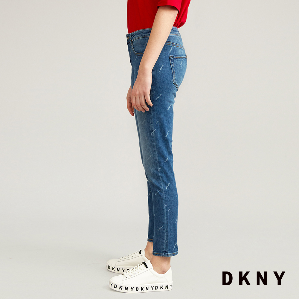 DKNY 女 牛仔褲 滿版LOGO 個性時尚 藍