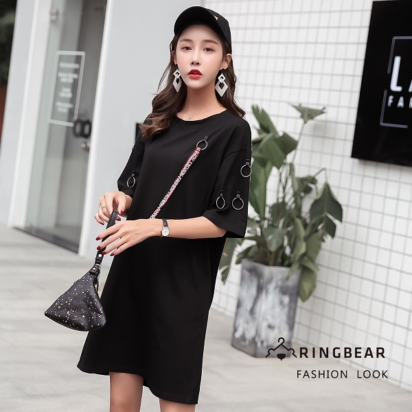 休閒洋裝--韓版時尚環扣英文織帶寬鬆修身黑色圓領短袖洋裝(黑M-3L)-D506眼圈熊中大尺碼