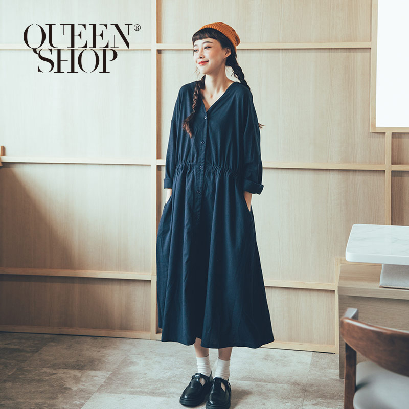 Ｑｕｅｅｎ Ｓｈｏｐ【01084740】棉麻V領排釦縮腰造型長洋裝 兩色售＊現+預＊