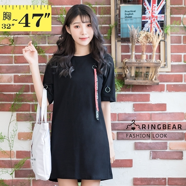 休閒洋裝--韓版時尚環扣英文織帶寬鬆修身黑色圓領短袖洋裝(黑M-3L)-D506眼圈熊中大尺碼