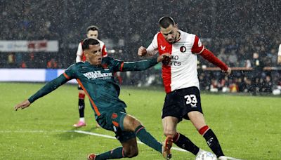 Manchester United consider swoop for versatile Eredivisie defender